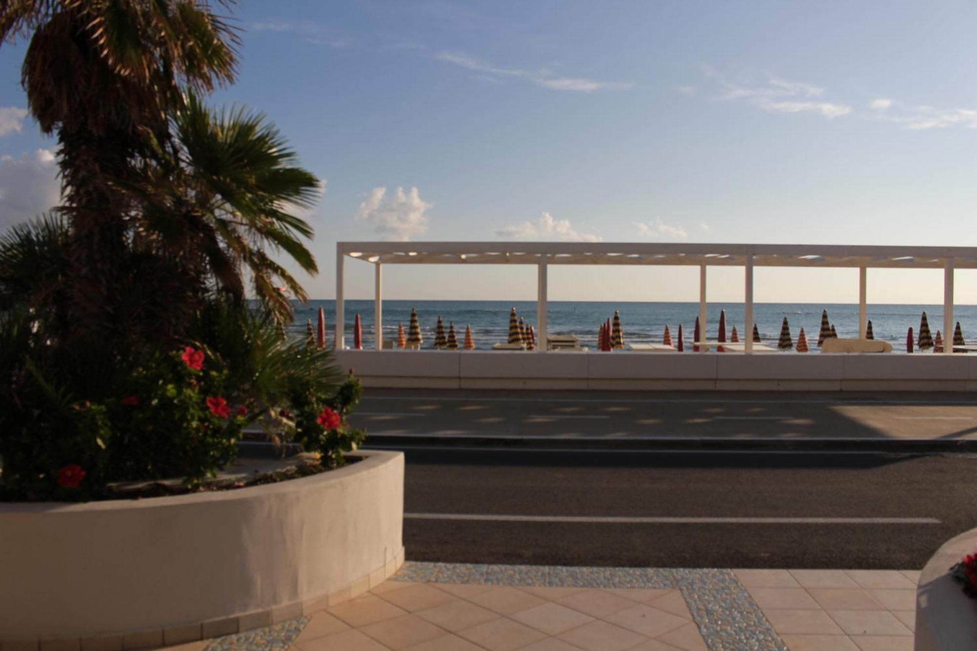 Hotel Caravel Marotta Exterior foto